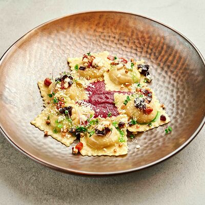 Равиоли с уткой, кедровым орехом и с соусом из печеной свеклы в Pivino по цене 420