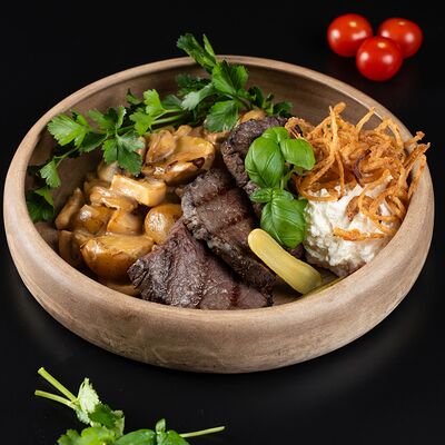 Пиканья с жареным картофелем и брусничным соусом в РАХАТ по цене 935 ₽