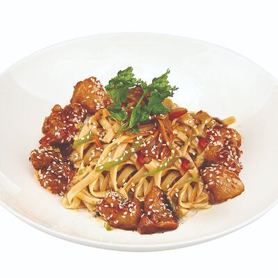 Рисовая лапша с курицей в Том Ям бар по цене 850 ₽