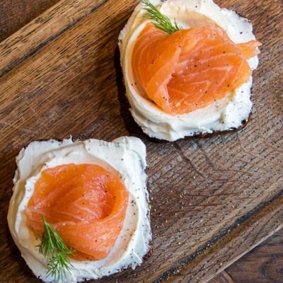 Тосты с лососем в Поль Бейкери по цене 615 ₽