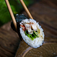 Хенд-ролл Угорь, огурец и имбирь в Zuka