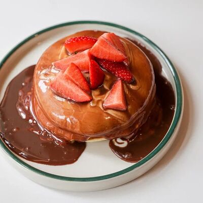 Панкейки с горячим шоколадом и клубникой в SOVA по цене 750 ₽