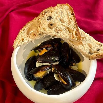 Голубые мидии в винном соусе в Вино и еда по цене 990 ₽