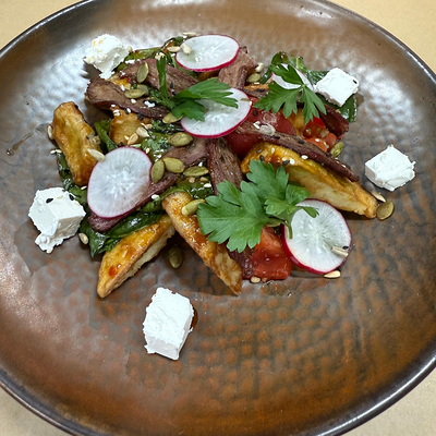 Салат с хрустящим баклажаном и ростбифом в Bistro 113 по цене 650 ₽