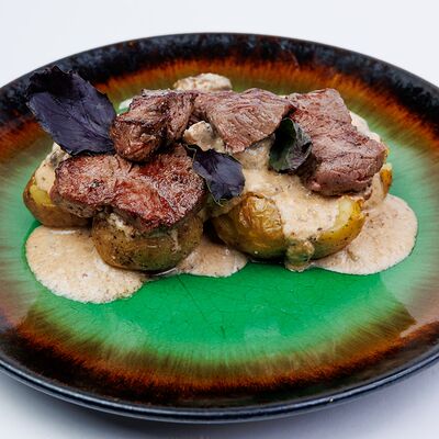 Бефстроганов с молодым картофелем в DoubleU по цене 890 ₽