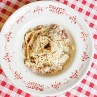 Спагетти Карбонара в Нью-Йоркском стиле в Spaghetti Incident