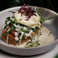 Яйцо Бенедикт с ростбифом, яйцом пашот и соусом вителло тоннато в Ресторан Строгов