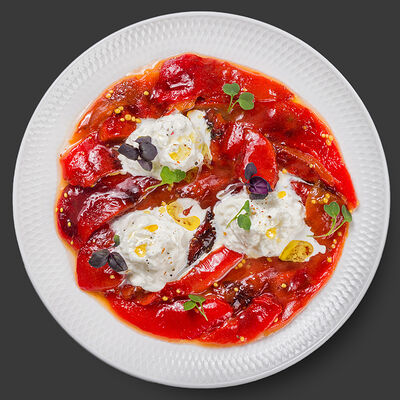 Печёный перец со страчателлой и медово-горчичной заправкой в Cheesus по цене 790 ₽