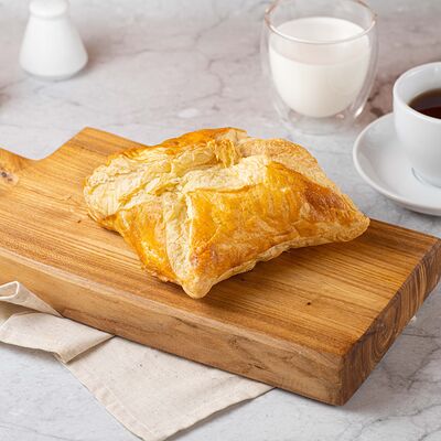 Слойка ветчина, сыр и помидор в Хлебное место по цене 145 ₽