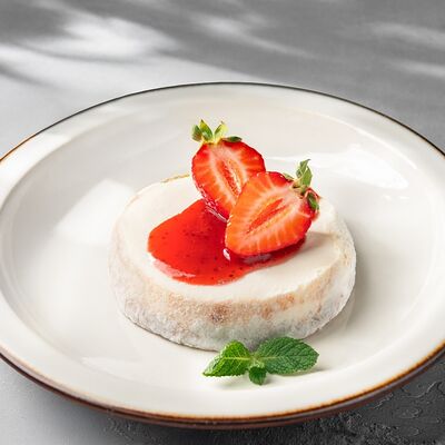 Чизкейк с ягодным соусом в Чайхана Баранжар по цене 465 ₽