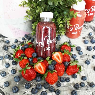 Клубнично-голубичный смузи в Клубника в шоколаде VeryBerryLab по цене 350