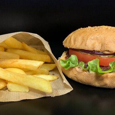Картофель фри и гамбургер в Бест Бургер и Гриль по цене 450 ₽