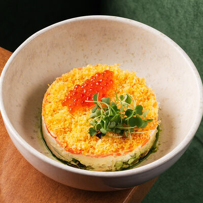 Мимоза с риетом из лосося и огурцом конкассе с вяленым желтком и красной икрой в Булгаков по цене 790 ₽