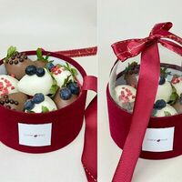 Набор клубники в шоколаде в бордовой бархатной коробке в Chocoroz