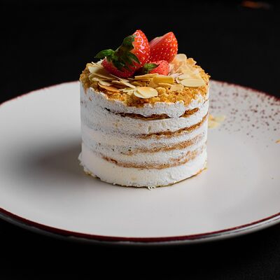 Пирожное медовый пломбир в Level kitchenbar по цене 540 ₽