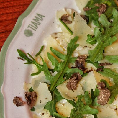 Карпаччо из цветной капусты с пармезаном итрюфелем в TiAMA по цене 790 ₽