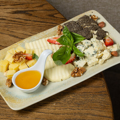 Сырная тарелка в БарТо по цене 1633 ₽