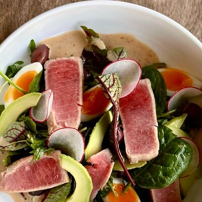 Зеленый салат с тунцом и кунжутным дрессингом в Fllore cafe по цене 799 ₽