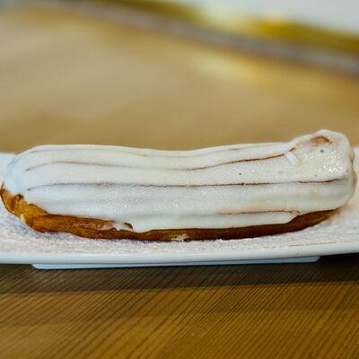 Эклер ванильный в Park cafe по цене 180 ₽