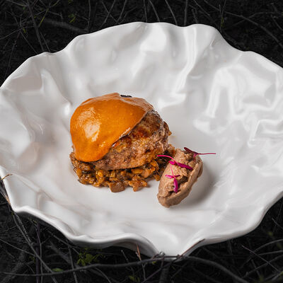 Котлета из таймырского оленя с соусом карри, полбой с разными грибами в Tunguska по цене 1058 ₽