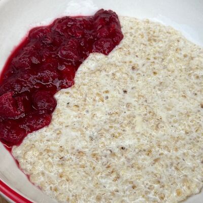 Овсяная каша с вишневым вареньем в Свидание по цене 340 ₽