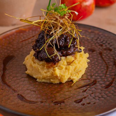 Говяжьи щечки с кремом-пюре из гороха и жареным нутом в Мархаба Халяль по цене 972 ₽