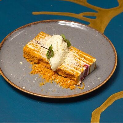 Медовик в Dolce Vita по цене 340 ₽