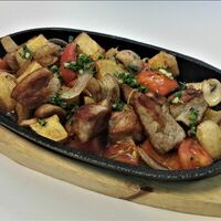 Сковородочка со свининой, грибами, томатами и картофелем в Vinsent