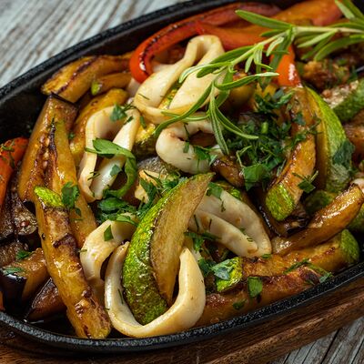 Шипящая сковородка с острыми кальмарами в William Bass по цене 700 ₽