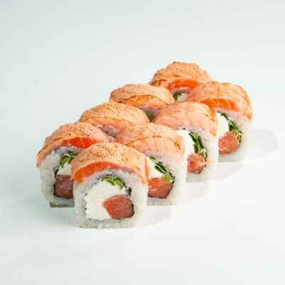 Опалённая Филадельфия с копчёным лососем, луком в ЁБИСАН по цене 1309 ₽