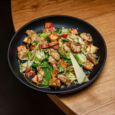 Азиатский Цезарь с кунжутным цыпленком в Джимми Чу по цене 740 ₽