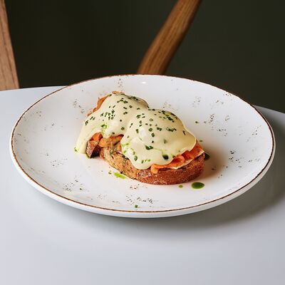 Яйцо Бенедикт с сёмгой и голландезом в Forest по цене 890 ₽