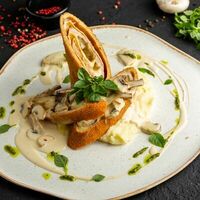 Куриный штрудель с картофельным пюре и грибным соусом в Сытый Лось