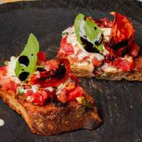 Брускетта со страчателлой и томатами в Черетто море