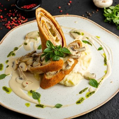 Куриный штрудель с картофельным пюре и грибным соусом в Сытый Лось по цене 690 ₽