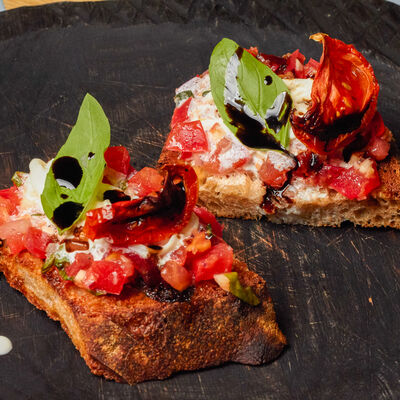 Брускетта со страчателлой и томатами в Черетто море по цене 490 ₽