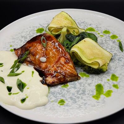 Стейк из красной рыбы со сливочным шпинатом в Чизерия Восточный по цене 1990 ₽