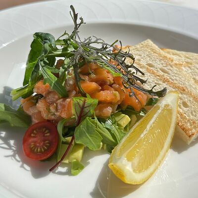 Тартар из лосося в Wine & Vine по цене 1365 ₽