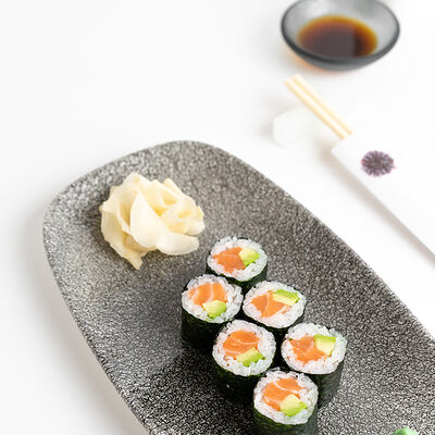 Маки с лососем и авокадо в Under the sea по цене 720 ₽