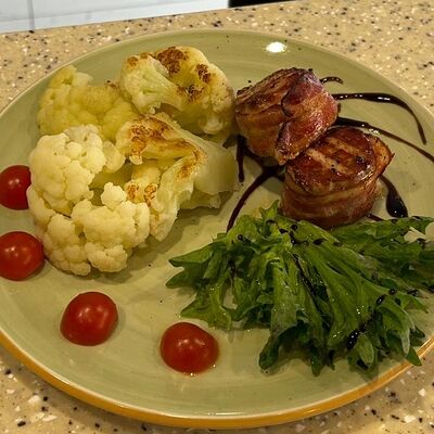 Свиные медальоны с цветной капустойв Гриль бар Онар по цене 610 ₽