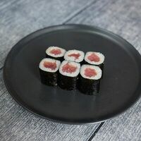 Ролл Тунец в Is Ku Sushi Ramen Bar