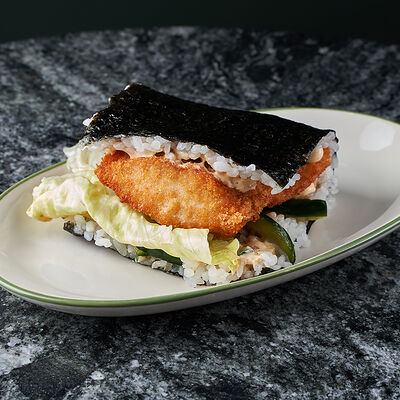 Окинавский сэндвич с цыпленком тонкацу в Суши в бутылке по цене 520 ₽