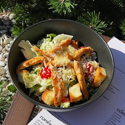 Салат с куриным филе на грилев Nyen по цене 590 ₽