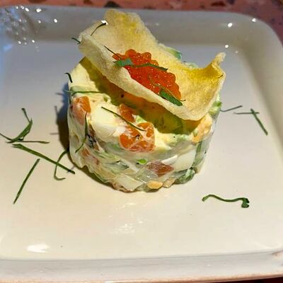 Неоливье с лососем и кукурузными чипсамив ROMO по цене 1140 ₽