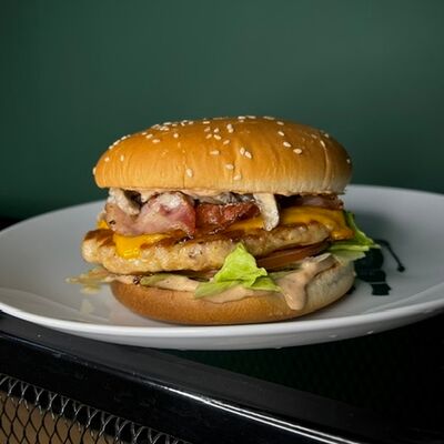 Бургер грибной с курицей в Охота мясо по цене 490 ₽