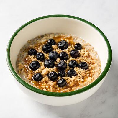 Овсяная каша с карамелью и голубикой в FOBS по цене 500 ₽