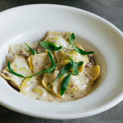 Равиоли с цыпленком и грибами в сливочном соусе с вялеными томатами в Semplice Secondfloor по цене 440 ₽