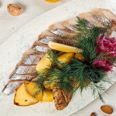 Сельдь слабосоленая с обжаренными дольками печеного картофеля в Самер Джем по цене 501 ₽