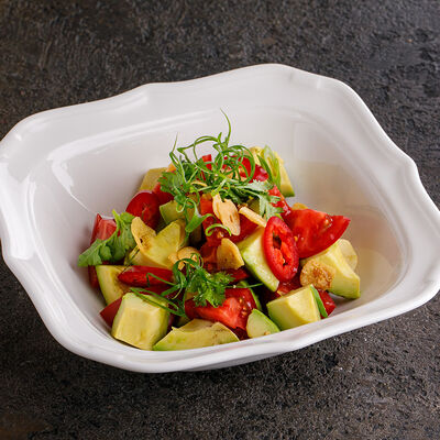 Салат с авокадо и томатами в Ginza по цене 1490 ₽