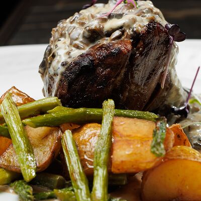 Филе-миньон со спаржей и картофелем в Вартазия по цене 1950 ₽